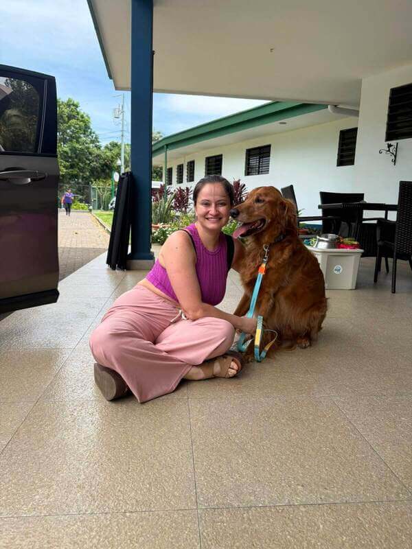 Tucker el perro reencontrándose con su familia en su nuevo hogar en Costa Rica tras el transporte internacional
